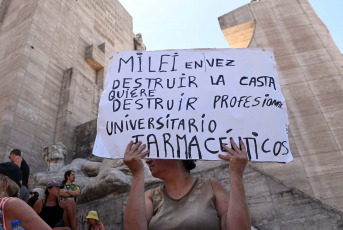 Rosario, Argentina.- En la foto tomada el 24 de enero de 2024, una masiva movilización se desarrolló hoy en Rosario, provincia de Santa Fe en el marco del paro nacional convocado por la CGT contra el decreto de necesidad y urgencia (DNU) y el proyecto de Ley "Bases" promovidos por el Gobierno de Javier Milei.