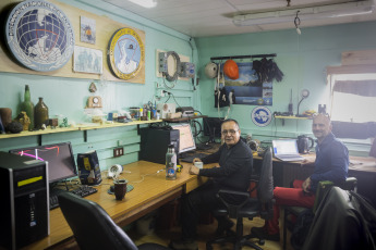 Antártida.- En la foto tomada el 8 de enero de 2024, Milton Plasencia Linares (izquierda), licenciado en Geofísica de la Universidad Nacional de La Plata (UNLP) y doctor en Ciencias de la Tierra en la Universidad de Trieste, ciudad italiana en la que vive y trabaja para el OGS. Instalan una nueva estación sismográfica en la base antártica argentina Petrel.