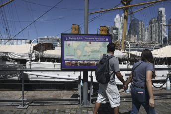 Buenos Aires.- En la foto tomada el 11 de enero de 2024, la Fragata Sarmiento en el puerto de Buenos Aires. Con tres promociones de la Escuela Naval Militar Argentina a bordo, partía, hace 125 años, el primer viaje de instrucción de la Fragata ARA Presidente Sarmiento, un buque escuela innovador y moderno que cambió radicalmente la formación naval en el país y que, en la actualidad, continúa con esa misión desde el Dique III de Puerto Madero, en donde funciona como Buque Museo.