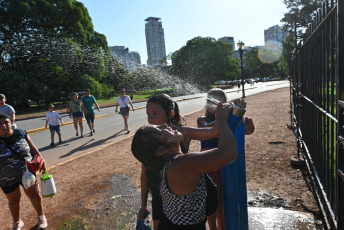 Buenos Aires, Argentina.- En las fotos tomadas el 30 de enero del 2024, muestra las calles de Buenos Aires en medio de la ola de calor que atraviesa el país. La provincia de Mendoza, gran parte de Neuquén, Río Negro, localidades del este de La Pampa y de San Luis, y el sur de Buenos Aires se encuentran bajo alerta roja por calor extremo, el máximo nivel dispuesto por el Servicio Meteorológico Nacional (SMN), con temperaturas máximas que pueden llegar a los 38 grados.