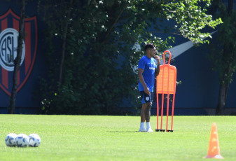 Buenos Aires.- In the photo taken on January 8, 2024, Cristian Tarragona. The San Lorenzo team resumed their pre-season training in Ciudad Deportiva on Monday, waiting for three players who have agreed their contract but have not yet formalized it: archer Facundo Altamirano and Colombians Carlos "La Roca" Sánchez and Jhohan Romaña. The team of Rubén Insua will leave tomorrow for Uruguay to begin the preseason.