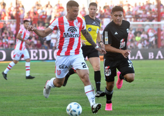 Córdoba, Argentina.- In the photos taken on January 25, 2024, during the match between Deportivo Riestra and Instituto on the first date of zone A of the Professional League Cup at the Monumental stadium in Alta Córdoba. "Gloria" and "Malevo" tied 0-0. The local team was closer despite playing with 10 from the 39th minute of the first half due to the expulsion of Gregorio Rodríguez.