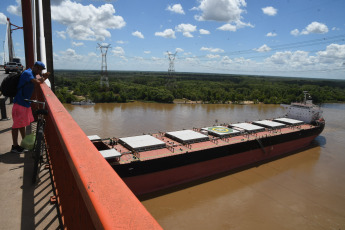 Entre Rios, Argentina.- In the photos taken on January 29, 2024, navigation continues to be interrupted due to the collision of a ship against the Zárate Brazo Largo bridge, the main communication route between the south of the province of Entre Ríos and the north of Buenos Aires, in Argentina. A huge cargo ship flying the Liberian flag collided this Sunday against the first pillar of the Zárate Brazo Largo bridge and navigation at kilometer 171 of the Paraná River was interrupted due to the collision.