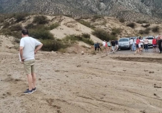 Mendoza, Argentina.- En las fotos tomadas el 21 de enero del 2024, un alud de lodo y barro, que se precipitó sobre un sector de la ruta 7, en el paso internacional Cristo Redentor, que comunica Mendoza con Chile, obligó a cortar el tránsito por algunas horas hasta su despeje. El túnel Cristo Redentor, estuvo interrumpido durante más de una hora.