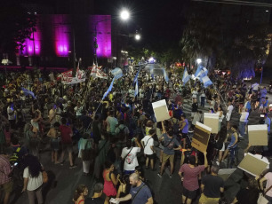 Santa Fé, Argentina.- En las fotos tomadas el 4 de enero del 2024, en el microcentro de la ciudad de Santa Fe Capital, se realizó un nuevo cacerolazo contra las medidas económicas. Es el tercer jueves consecutivo que se realiza esta convocatoria en rechazo a las medidas nacionales, como la Ley de Alquileres, al mega DNU y a la ley de desguace y privatizaciones enviada por el presidente Javier Milei al Congreso la semana pasada.