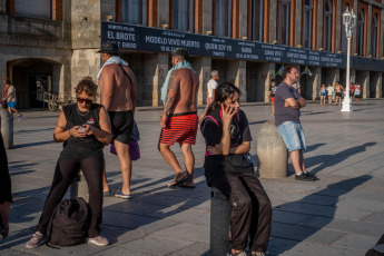 Mar del Plata.- En la foto tomada el 8 de enero de 2024, en plena temporada alta los choferes de colectivos urbanos de la ciudad acaban de iniciar un paro con corte total del servicio debido a la falta de pago de la totalidad de sus haberes correspondientes a diciembre. La medida de fuerza, que es por tiempo indeterminado, se había advertido a última hora del viernes desde la conducción local de la Unión Tranviaria Automotor (UTA), luego de confirmar que las empresas que operan estas líneas urbanas solo habían depositado solo un tercio del sueldo a sus trabajadores. Las 18 de hoy era el último plazo.