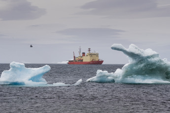 Antarctica- In the photo taken on January 6, 2024, the icebreaker ARA Almirante Irízar arrived on Saturday at the first Argentine Orcadas Antarctic base, in the framework of the Antarctic Summer Campaign (CAV)where he landed supplies and part of the new crew that will replace the outgoing and scientific staff, while retreating part of the crew that wintered this year in a three-hour operation. Located on Laurie Island, between Scotia Bay and Uruguay Bay, below the parallel 60° South that marks the entrance to the Argentine Antarctic Sector and more than 3,000 kilometers from the City of Buenos Aires, from where the Irízar departed, Orkney Base received ten new people who will winter and retreated another ten.