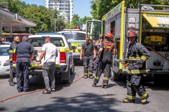 Mar del Plata, Argentina.- In the photos taken on January 22, 2024, three fire crews controlled a fire that started in the garage of an eight-story building in the city of Mar del Plata, which had to be evacuated without that injuries were reported, police and community sources reported. According to initial information, the fire broke out in a car that was inside the garage.