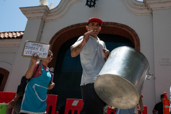 Buenos Aires, Argentina.- En la foto tomada el 23 de enero de 2024, la agrupación Somos Barrios de Pie realiza hoy una vigilia frente a la residencia presidencial de Olivos, como preludio del paro general y la movilización prevista para mañana en contra del DNU 70/2023 de desregulación de la economía y el proyecto de la ley de "Bases y Puntos de Partida para la Libertad de los Argentinos".