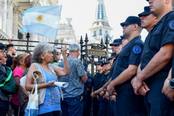 Buenos Aires, Argentina.- En las fotos tomadas el 24 de enero del 2024, manifestantes en la Plaza Congreso, con cortes parciales para el tránsito vehicular, en el marco del paro y movilización convocado por la CGT. Argentina vive su primera huelga general desde 2019, convocada por la principal central sindical del país, contra las amplias reformas impulsadas por el Gobierno del libertario Javier Milei.