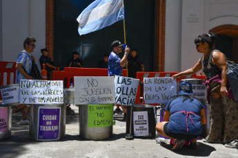 Buenos Aires, Argentina.- En la foto tomada el 23 de enero de 2024, la agrupación Somos Barrios de Pie realiza hoy una vigilia frente a la residencia presidencial de Olivos, como preludio del paro general y la movilización prevista para mañana en contra del DNU 70/2023 de desregulación de la economía y el proyecto de la ley de "Bases y Puntos de Partida para la Libertad de los Argentinos".