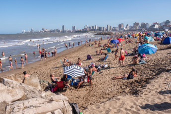 Mar del Plata, Argentina.- In photos taken on January 25, 2024, people enjoy the beach during the summer in the coastal city of Mar del Plata. The National Meteorological Service (SMN) reported that there are a series of alerts for high temperatures in different parts of Argentina that would exceed 40 degrees. The provinces affected by red, orange and yellow alerts are Buenos Aires, La Pampa, Mendoza, San Juan, San Luis, Neuquén, Río Negro and Chubut.