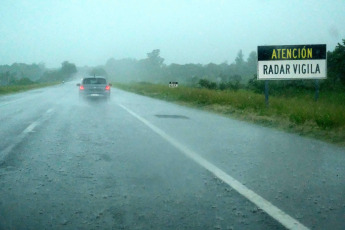 Corrientes.- En la foto tomada el 11 de enero de 2024, con una ruta nacional cortada en dos tramos, evacuaciones y desmoronamientos, el centro y sur de la provincia de Corrientes padece hoy un temporal de lluvia que superó ampliamente sus registros históricos, con marcas de hasta 400 milímetros de agua caída en las últimas horas.