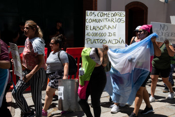 Buenos Aires, Argentina.- En la foto tomada el 23 de enero de 2024, la agrupación Somos Barrios de Pie realiza hoy una vigilia frente a la residencia presidencial de Olivos, como preludio del paro general y la movilización prevista para mañana en contra del DNU 70/2023 de desregulación de la economía y el proyecto de la ley de "Bases y Puntos de Partida para la Libertad de los Argentinos".