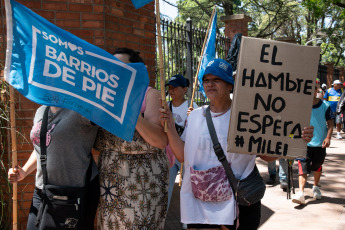 Buenos Aires, Argentina.- En la foto tomada el 23 de enero de 2024, la agrupación Somos Barrios de Pie realiza hoy una vigilia frente a la residencia presidencial de Olivos, como preludio del paro general y la movilización prevista para mañana en contra del DNU 70/2023 de desregulación de la economía y el proyecto de la ley de "Bases y Puntos de Partida para la Libertad de los Argentinos".