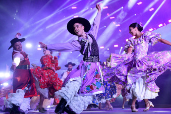 Cosquín, Argentina.- En la foto tomada el 21 de enero de 2024, entre novedades como los debuts de Victoria Birchner y Ariel Ardit, clásicos de la raigambre de Los Manseros Santiagueños y Las Voces de Orán, ratificaciones como el impacto festivalero de Sergio Galleguillo y la solvencia de Franco Luciani y Horacio Banegas, regresos como el de la festiva Cacharpaya y hasta un pedido de casamiento, Cosquín resumió en su apertura el variopinto espíritu que habita su 64° edición.