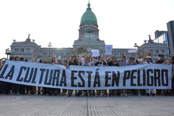 Buenos Aires, Argentina.- En la foto de archivo, protestas contra de sectores de la cultura argentina contra el Decreto de Necesidad de Urgencia (DNU) de Javier Milei. En rechazo al DNU y a la Ley Ómnibus del presidente Javier Milei, Charly García, Fito Páez, León Gieco, Cecilia Roth, Graciela Borges y Leonardo Sbaraglia junto a más de 20.000 figuras de la cultura firmaron una solicitada publicada hoy por el Frente de Soberanía Cultural "en defensa de nuestra identidad". La carta se titula "Carta al Congreso Nacional. La cultura está en peligro" y está dirigida a los diputados y senadores.