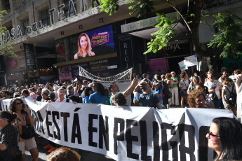 Buenos Aires- En la foto del 13 de enero de 2024, organizaciones del arte y la cultura protestaron frente al Instituto Nacional del Teatro. La protesta fue en contra del proyecto de ley que impulsa el Poder Ejecutivo Nacional y que prevé el cierre de dicho organismo, además de una fuerte reducción del financiamiento a las políticas de fomento al cine y la música.