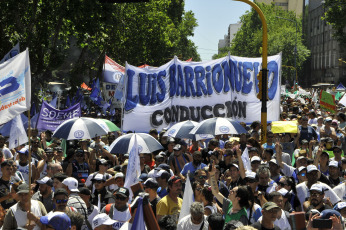 Mar del Plata, Argentina.- En la foto tomada el 24 de enero de 2024, paro y movilización en las calles de la ciudad balnearia de Mar del Plata rechazo al DNU y a la Ley Ómnibus del presidente Javier Milei.