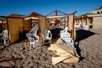 Miramar.- En la foto tomada el 10 de enero de 2024, un fuerte temporal de viento y granizo causó daños materiales y corte de la energía eléctrica ayer en la ciudad balnearia argentina de Miramar, afectando a sus pobladores y a cientos de turistas. Un joven de 16 años falleció por el fuerte impacto de una rama que le pegó en la cabeza y una mujer quedó herida con estado reservado como consecuencia del intenso temporal que se desató en Miramar, con lluvia, granizo y viento en medio de una tromba marina que causó algunos destrozos en la ciudad.