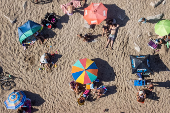 Mar del Plata, Argentina.- En las fotos tomadas el 21 de enero del 2024, con un día soleado y con temperatura en aumento las personas visitan Mar del Plata y sus alrededores para disfrutar de sus playas. Este fin de semana representó el mejor de la temporada de verano 2024 para la ciudad de Mar del Plata. Luego de las bajas expectativas que provocaron los primeros días de enero, el turismo creció en alojamiento, circulación por espacios más visitados y tránsito por los accesos a la ciudad.