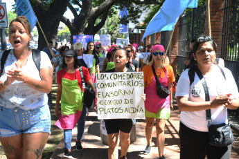 Buenos Aires, Argentina.- In the photos taken on January 15, 2024, the social organization "Somos Barrios de Pie" carries out a protest in front of the Quinta de Olivos -presidential residence- in Buenos Aires, Argentina. The protesters peacefully demand the delivery of food to neighborhood soup kitchens, amid a significant deployment of police officers.