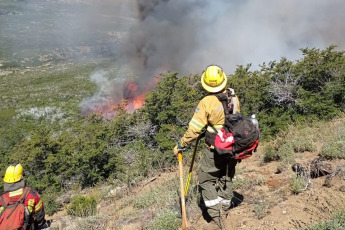 Chubut, Argentina.- In the photos taken on January 18, 2024, brigades from the Forest Fire Prevention and Fighting Service (SPLIF) of El Bolsón, fight a forest fire at the source of the Chubut River. The head of operations at SPLIF El Bolsón explained that the fire broke out due to unknown causes, but it is suspected to have been of human origin, since no storms were recorded in the area.