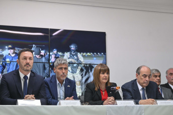 Buenos Aires, Argentina.- In the photos taken on January 19, 2024, the Minister of Security, Patricia Bullrich (center), gave a press conference in Buenos Aires, Argentina. Bullrich described as "a success" the operation carried out in Córdoba in which relatives of drug trafficker "Fito" Matías, responsible for the latest wave of violence in Ecuador, were arrested and expelled from the country. In addition, she announced that President Javier Milei will speak with President Daniel Noboa in the next few hours.