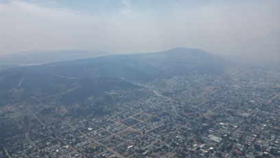 Rio Negro, Argentina.- En las fotos tomadas el 29 de enero del 2024, casi 100 brigadistas combaten por tierra el incendio en el Parque Nacional Los Alerces. El Servicio Meteorológico Nacional, reportó temperaturas récord de más de 40 grados Celsius en el país. Declarado Patrimonio de la Humanidad por la Organización de las Naciones Unidas para la Educación, la Ciencia y la Cultura, el sitio afectado es crucial para la conservación de especies de flora y fauna endémicas o en peligro de extinción.