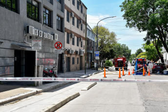 Buenos Aires.- En la foto tomada el 11 de enero de 2024, dos operarios de un laboratorio farmacéutico del barrio porteño de Mataderos debieron ser asistidos por el SAME este mediodía, tras el derrame de material tóxico, mientras que bomberos de la Ciudad de Buenos Aires procedieron a evacuar al resto del personal que se encontraba en el edificio sin que se registraran más afectados por el incidente, informaron fuentes policiales.