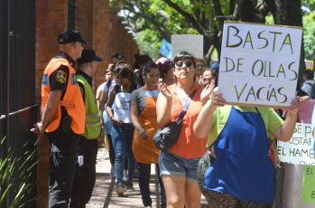 Buenos Aires, Argentina.- In the photos taken on January 15, 2024, the social organization "Somos Barrios de Pie" carries out a protest in front of the Quinta de Olivos -presidential residence- in Buenos Aires, Argentina. The protesters peacefully demand the delivery of food to neighborhood soup kitchens, amid a significant deployment of police officers.