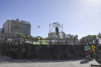 Buenos Aires, Argentina.- En las fotos tomadas el 24 de enero del 2024, trabajadores y militantes de las organizaciones sindicales nucleadas en la CGT y las dos CTA y de los movimientos sociales pertenecientes a la Unión de Trabajadores y Trabajadoras de la Economía Popular (UTEP), se concentran desde las 9:00 a.m. (hora local) en la Plaza de los Dos Congresos, como parte de una primera avanzada organizativa de lo que será la movilización de esta tarde contra el proyecto de ley de "Bases" y el DNU 70/2023.