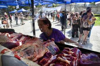 Buenos Aires.- In the photo taken on January 11, 2024, ooperativists and small agricultural groups, members of the Union of Workers of the Popular Economy (UTEP), began this morning a new "fair" in front of the National Congress, in a protest in which they will offer popular prices, varieties of fish and beef, reported industry spokesmen.