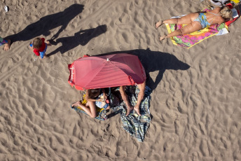 Mar del Plata, Argentina.- En las fotos tomadas el 21 de enero del 2024, con un día soleado y con temperatura en aumento las personas visitan Mar del Plata y sus alrededores para disfrutar de sus playas. Este fin de semana representó el mejor de la temporada de verano 2024 para la ciudad de Mar del Plata. Luego de las bajas expectativas que provocaron los primeros días de enero, el turismo creció en alojamiento, circulación por espacios más visitados y tránsito por los accesos a la ciudad.