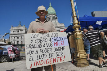 Buenos Aires.- In the photo taken on January 11, 2024, ooperativists and small agricultural groups, members of the Union of Workers of the Popular Economy (UTEP), began this morning a new "fair" in front of the National Congress, in a protest in which they will offer popular prices, varieties of fish and beef, reported industry spokesmen.