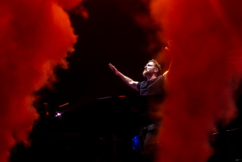 Buenos Aires.- En la foto tomada el 6 de enero de 2024, el DJ francés David Guetta, una de las grandes estrellas de la escena electrónica mundial, puso anoche a bailar al público que colmó el Movistar Arena, del barrio porteño de Villa Crespo, en una nueva visita a la Argentina en la que mostró su exitoso nuevo show "Monolith".