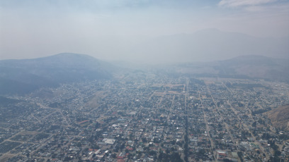 Rio Negro, Argentina.- In the photos taken on January 29, 2024, almost 100 brigade members are fighting the fire in Los Alerces National Park on the ground. The National Meteorological Service reported record temperatures of more than 40 degrees Celsius in the country. Declared a World Heritage Site by the United Nations Educational, Scientific and Cultural Organization, the affected site is crucial for the conservation of endemic or endangered species of flora and fauna.