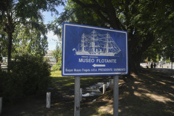 Buenos Aires.- En la foto tomada el 11 de enero de 2024, la Fragata Sarmiento en el puerto de Buenos Aires. Con tres promociones de la Escuela Naval Militar Argentina a bordo, partía, hace 125 años, el primer viaje de instrucción de la Fragata ARA Presidente Sarmiento, un buque escuela innovador y moderno que cambió radicalmente la formación naval en el país y que, en la actualidad, continúa con esa misión desde el Dique III de Puerto Madero, en donde funciona como Buque Museo.