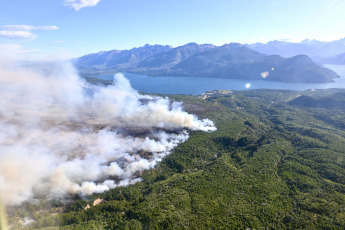 Rio Negro, Argentina.- In the photos taken on January 29, 2024, almost 100 brigade members are fighting the fire in Los Alerces National Park on the ground. The National Meteorological Service reported record temperatures of more than 40 degrees Celsius in the country. Declared a World Heritage Site by the United Nations Educational, Scientific and Cultural Organization, the affected site is crucial for the conservation of endemic or endangered species of flora and fauna.