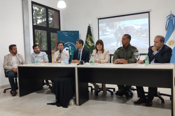 Puerto Iguazú, Argentina.- En las fotos tomadas el 15 de enero del 2024, la ministra de Seguridad de la Nación, Patricia Bullrich (centro), visitó la Triple Frontera, donde inauguró un centro de análisis de inteligencia criminal y reafirmó su política de ser "absolutamente inflexibles" con el delito.