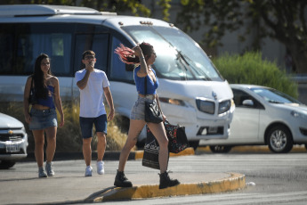 Buenos Aires, Argentina.- En las fotos tomadas el 30 de enero del 2024, muestra las calles de Buenos Aires en medio de la ola de calor que atraviesa el país. Este martes empezó una ola de calor en grandes zonas de la región centro y norte de la Argentina. Por lo que el país tendrá las temperaturas más altas de América durante los próximos días. Será un calor persistente, con noches por encima de los 30 grados, hasta el fin de semana.