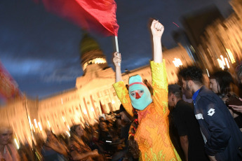 Buenos Aires.- En la foto tomada el 10 de enero de 2024, diferentes sectores de la cultura se convocaron en la Plaza del Congreso, con un denominado "Musicazo" para alertar sobre el impacto negativo para el sector de las modificaciones incluidas en la ley de "Bases y Puntos de Partida para la Libertad de los Argentinos", dado que "se incluye el desfinanciamiento del Instituto Nacional de la Música (INaMu) y la eliminación del Fondo Nacional de las Artes (FNA)".