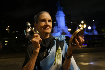 Buenos Aires, Argentina.- En las fotos tomadas el 3 de enero del 2024, vecinos de la ciudad de Buenos Aires y de otras partes del pais, se manifestaron con cacerolazos en diversos puntos de esta capital, mientras se replicaban protestas en otras zonas del país contra el Decreto de Necesidad y Urgencia (DNU) de desregulación económica y la ley ómnibus del gobierno de Javier Milei.