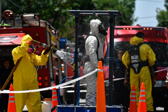 Buenos Aires.- En la foto tomada el 11 de enero de 2024, dos operarios de un laboratorio farmacéutico del barrio porteño de Mataderos debieron ser asistidos por el SAME este mediodía, tras el derrame de material tóxico, mientras que bomberos de la Ciudad de Buenos Aires procedieron a evacuar al resto del personal que se encontraba en el edificio sin que se registraran más afectados por el incidente, informaron fuentes policiales.