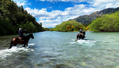 Chubut.- En la foto tomada el 10 de enero de 2024, el Lago Puelo en Chubut, Argentina. Con un lago de aguas celestes, bosques y soto bosque a solo un par de kilómetros del pueblo, son los vestigios de la selva Valdiviana, única de este lado de la cordillera.