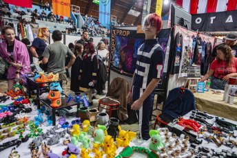 Bariloche- En la foto del 13 de enero de 2024, la edición Otaku Con verano que se realiza en el estadio Bomberos Voluntarios de la Ciudad de Bariloche viene reloaded:. Passthor, Kamikaze Capilar, Magnus Mefisto, Simone Anisinger, son algunos de los nombres de lujo que protagonizan la temporada 2024. Cosplays, Artistas, Músicos, y mucho más para que todos los fanáticos del animé puedan disfrutarlo.