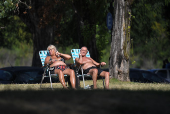 Buenos Aires, Argentina.- En las fotos tomadas el 30 de enero del 2024, muestra las calles de Buenos Aires en medio de la ola de calor que atraviesa el país. Este martes empezó una ola de calor en grandes zonas de la región centro y norte de la Argentina. Por lo que el país tendrá las temperaturas más altas de América durante los próximos días. Será un calor persistente, con noches por encima de los 30 grados, hasta el fin de semana.