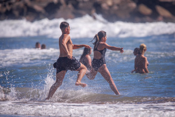 Mar del Plata.- En la foto tomada el 9 de enero de 2024, las playas de Mar del Plata. En el verano que celebrará su cumpleaños 150, la juventud se apropió de la ciudad con fiestas hasta el amanecer, jóvenes que llegan no solo de Capital Federal o del interior, también de países vecinos, y que consolidan un número sorprendente: el 44