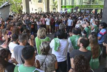 Buenos Aires, Argentina.- In the photos taken on January 17, 2024, workers from the National Council for Scientific and Technical Research (Conicet) hold an "assembly and noise" at the Scientific Pole to denounce "dismissals" in the administrative sector. The organizations that represent researchers complain against the adjustment in the Council, which did not resolve to give the results of scholarships or promotions until the new budget is approved.