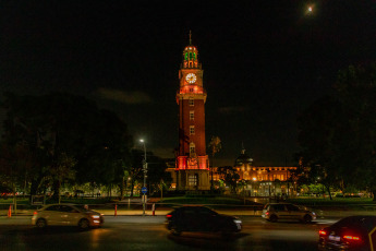 Buenos Aires, Argentina.- En la foto tomada el 18 de enero de 2024,  edificios porteños iluminados reclamando la liberación de todos los secuestrados por el grupo terrorista Hamas, y en particular por el bebé de un año, Kfir Bibas, quién fue secuestrado en Israel el pasado 7 de octubre junto a toda su familia.